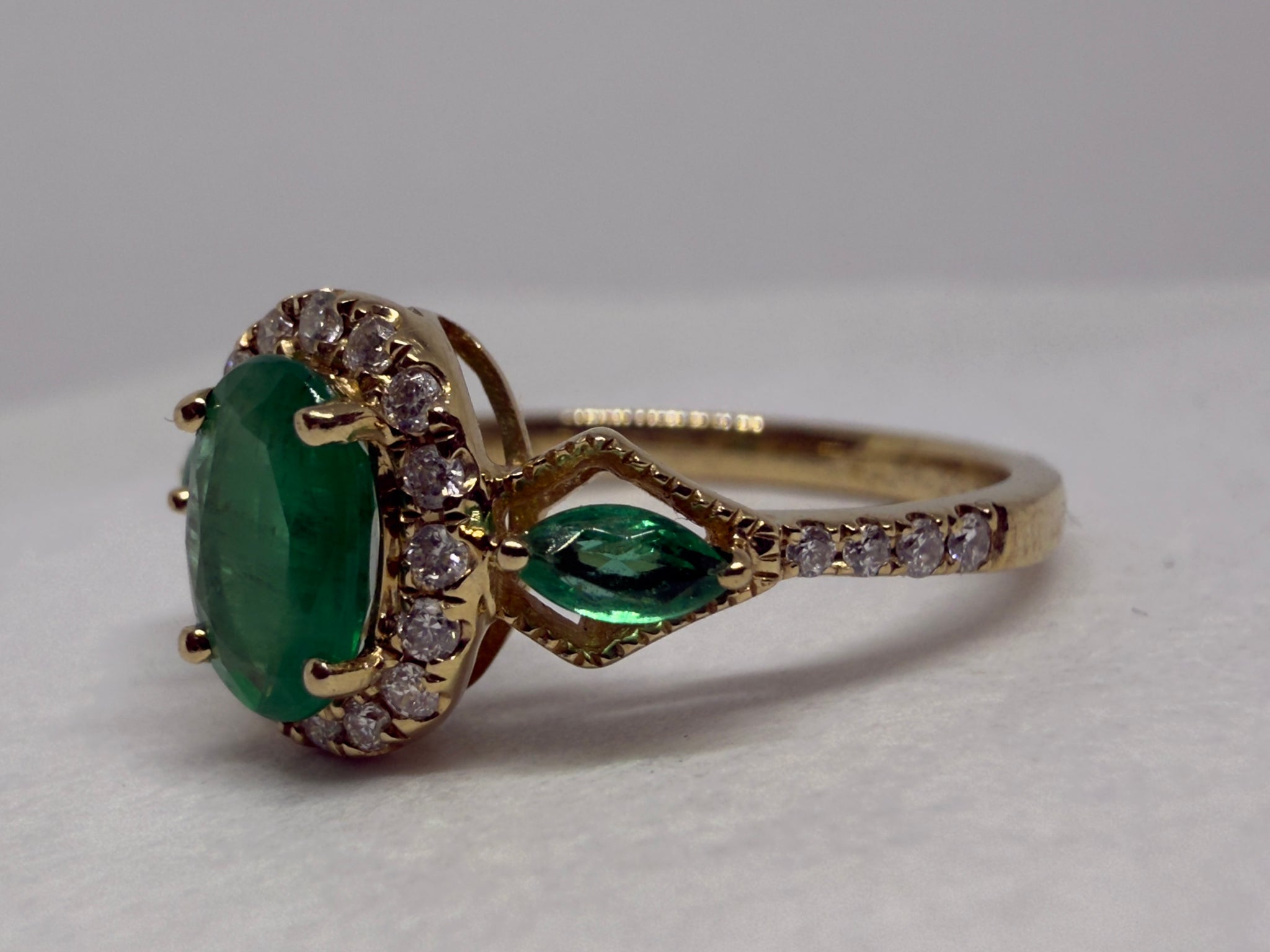 10KT YG Emerald Halo